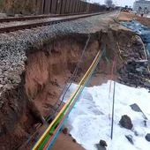El servei de tren de la R1 va quedar interromput diumenge a l’alçada de Santa Susanna per l’impacte de les onades. El servei de tren de la R1 va quedar interromput diumenge a l’alçada de Santa Susanna per l’impacte de les onades.