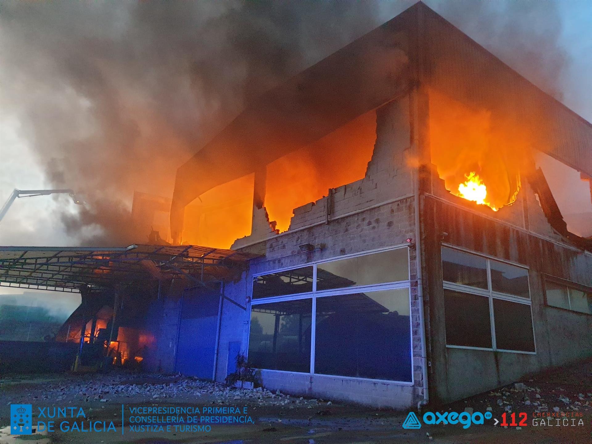 Cinco naves industriales calcinadas en Mos Cinco naves industriales calcinadas en Mos