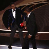Will Smith pega un puñetazo a Chris Rock en la gala de los Oscar 2022