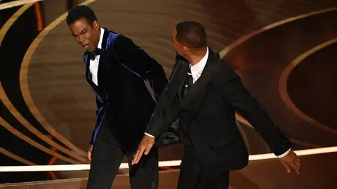 Will Smith pega un puñetazo a Chris Rock durante la gala de los Oscar 2022 Will Smith pega un puñetazo a Chris Rock durante la gala de los Oscar 2022