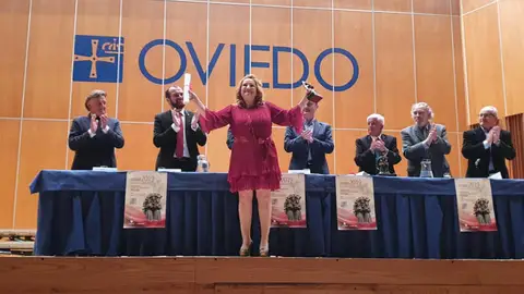 Miriam Martínez recibiendo el premio Axuntábense 2019 Miriam Martínez recibiendo el premio Axuntábense 2019