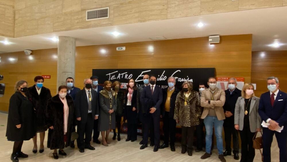 Benezet junto a alcaldesa y representantes de las hermandades