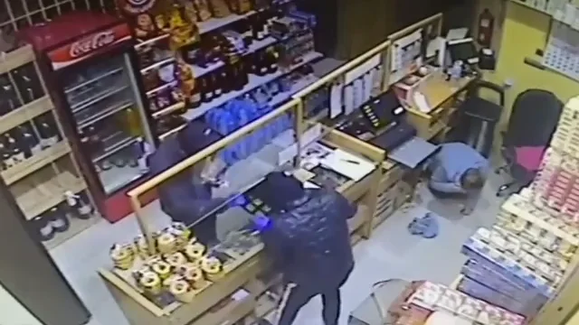 Atracadores en un momento del asalto al estanco de Elche. La Policía Nacional detiene en Elche a dos hombres tras atracar con violencia un estanco de Matola