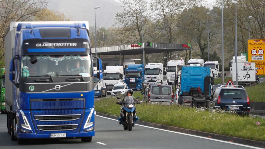 Caravana de camiones convocada por el paro de transportistas. / Efe