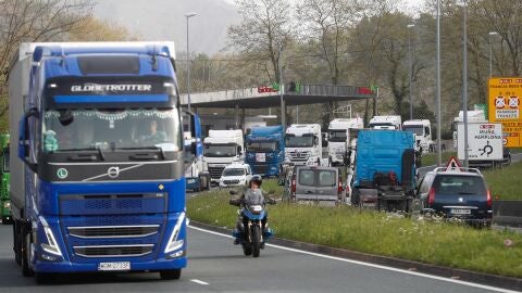 Caravana de camiones convocada por el paro de transportistas. / Efe