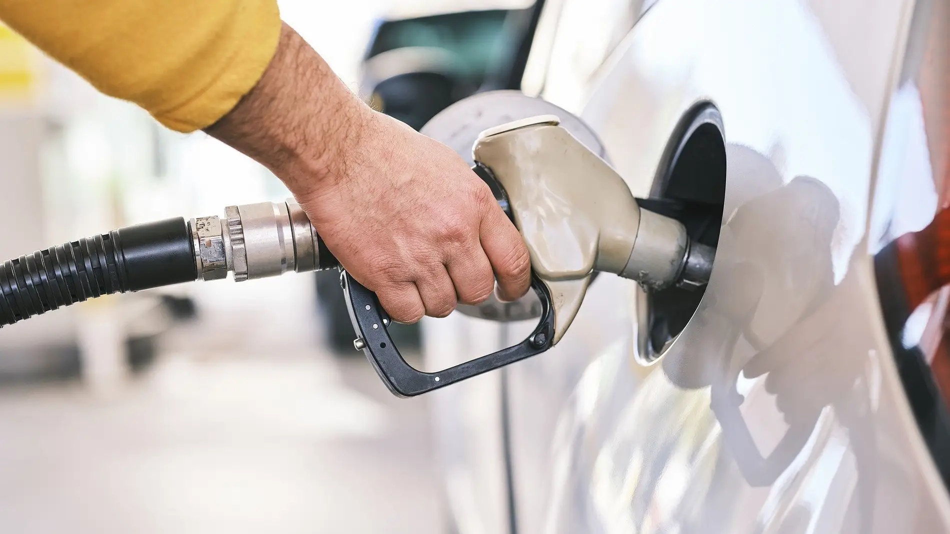 Empleado Labor Comida El precio de la gasolina en Europa: en qué países es más cara y más barata  | Onda Cero Radio