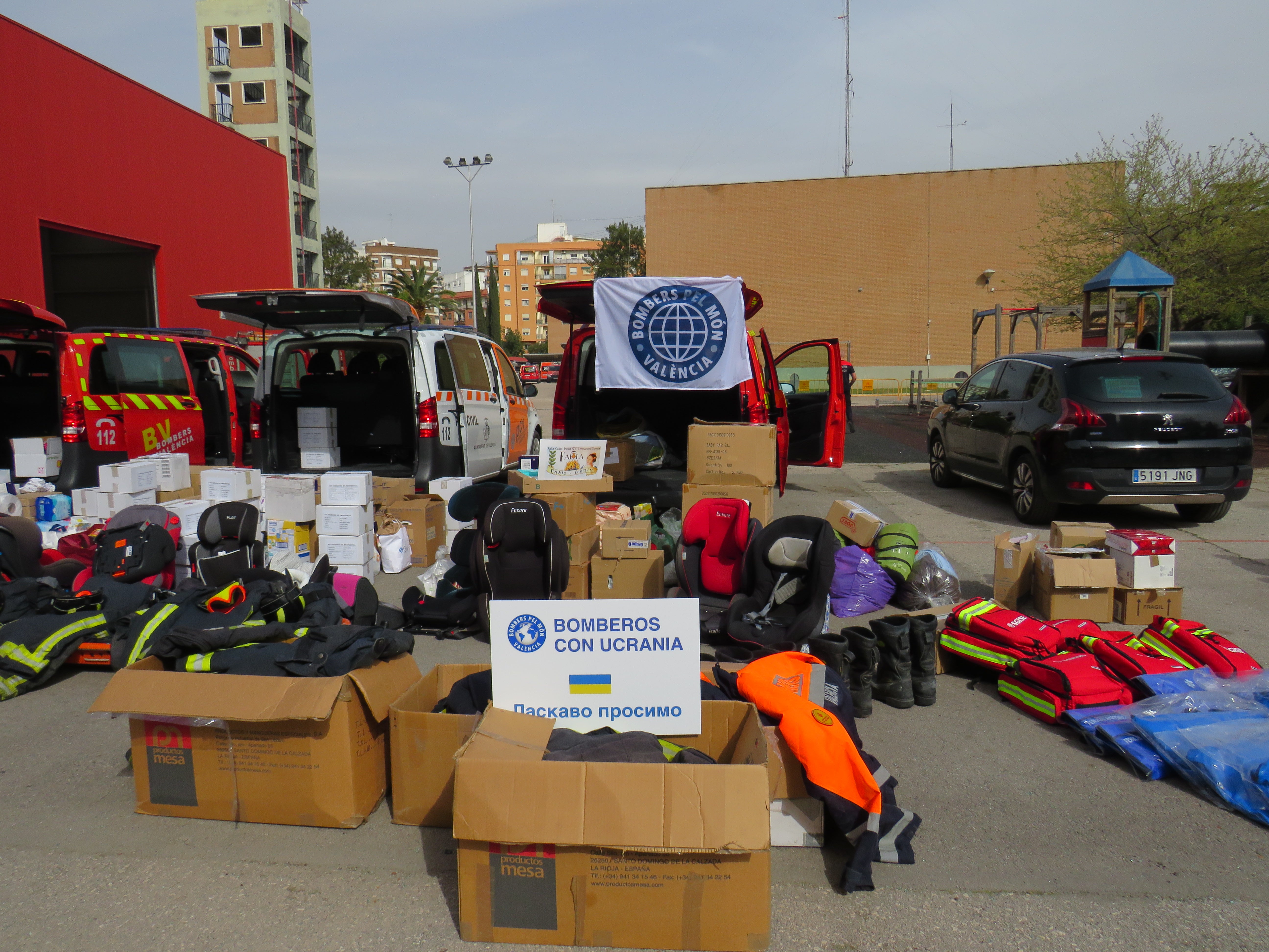Camino de Ucrania la expedición de Bombers pel Món con material para bomberos y productos sanitarios Camino de Ucrania la expedición de Bombers pel Món con material para bomberos y productos sanitarios