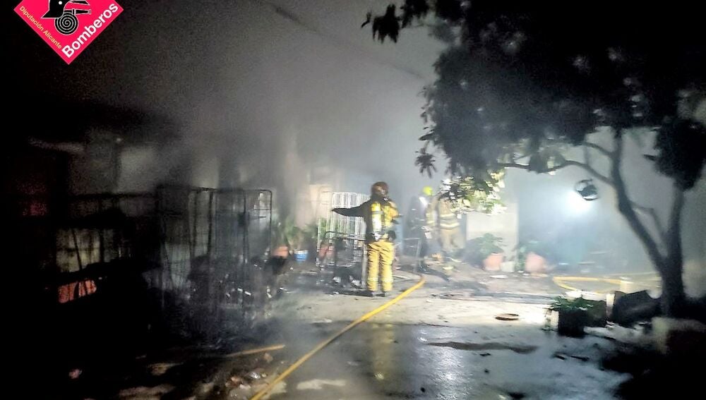 El incendio de una vivienda en El Realengo moviliza a bomberos de Crevillent, Elche y Almoradí.