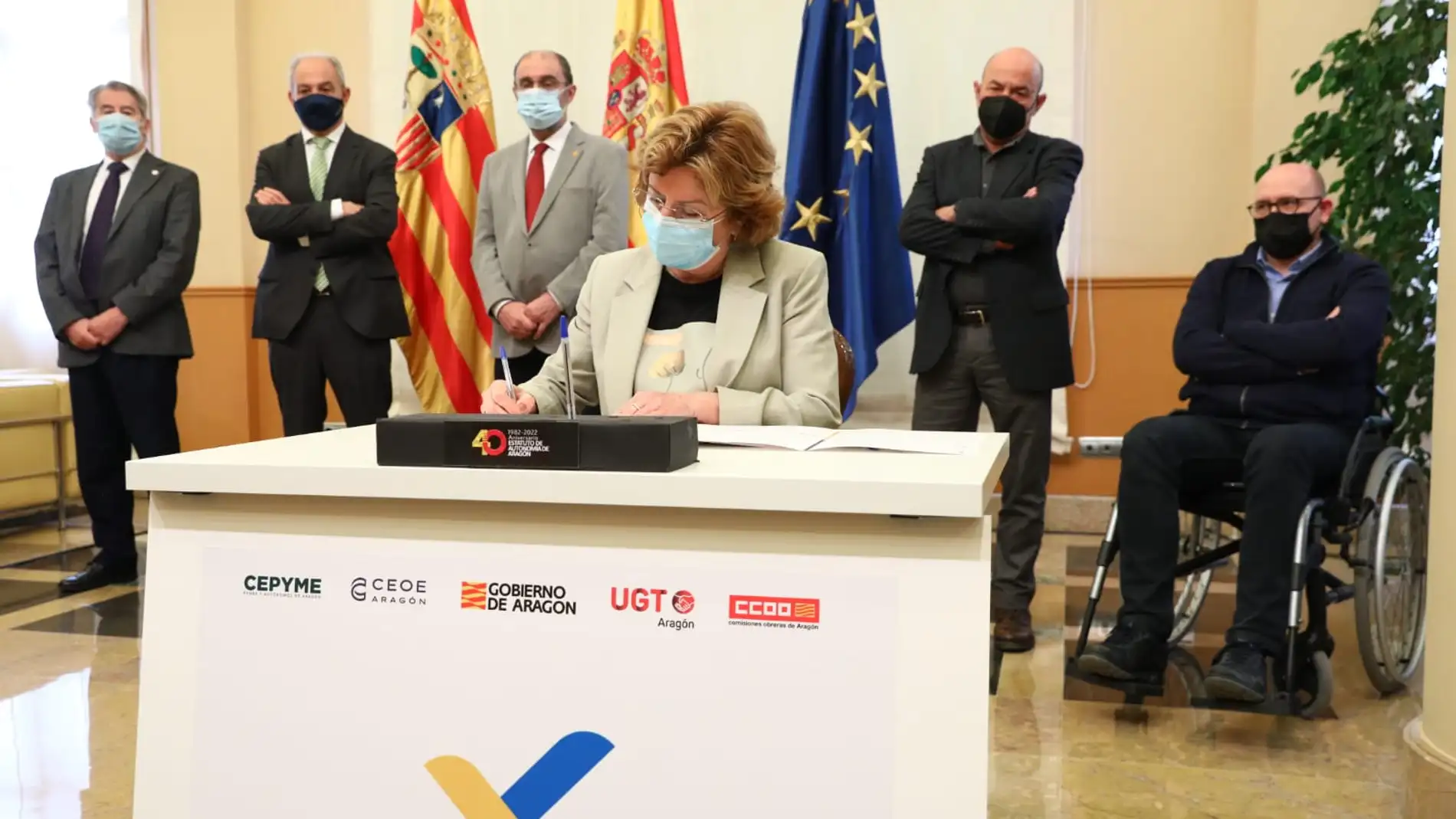 La consejera de Ciudadanía, María Victoria Broto, firmando el protocolo de colaboración