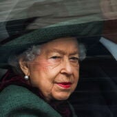 La reina Isabel II reaparece públicamente cinco meses después