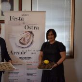 Cartel da Festa da Ostra 2022 en Arcade co alcalde, Agustín Reguera; e a concelleira de Cultura, Noelia Ocampo.