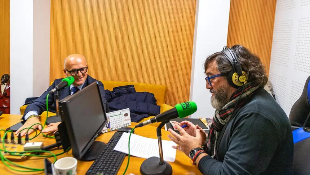 Manuel Baltar en los estudios de Onda Cero Ourense Manuel Baltar en los estudios de Onda Cero Ourense