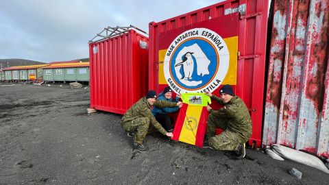 Militares en la Base Gabriel de Castilla con una camiseta del CEIP Manuel Sueiro (Ourense)