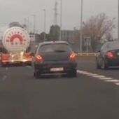 Una imagen del vídeo en la que varios vehículos persiguen al camión