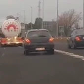 Una imagen del vídeo en la que varios vehículos persiguen al camión Una imagen del vídeo en la que varios vehículos persiguen al camión