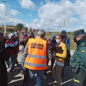 Inspección de Trabajo y Guardia Civil esta mañana en uno de los piquetes organizados por los trabajadores de Soldive Inspección de Trabajo y Guardia Civil esta mañana en uno de los piquetes organizados por los trabajadores de Soldive