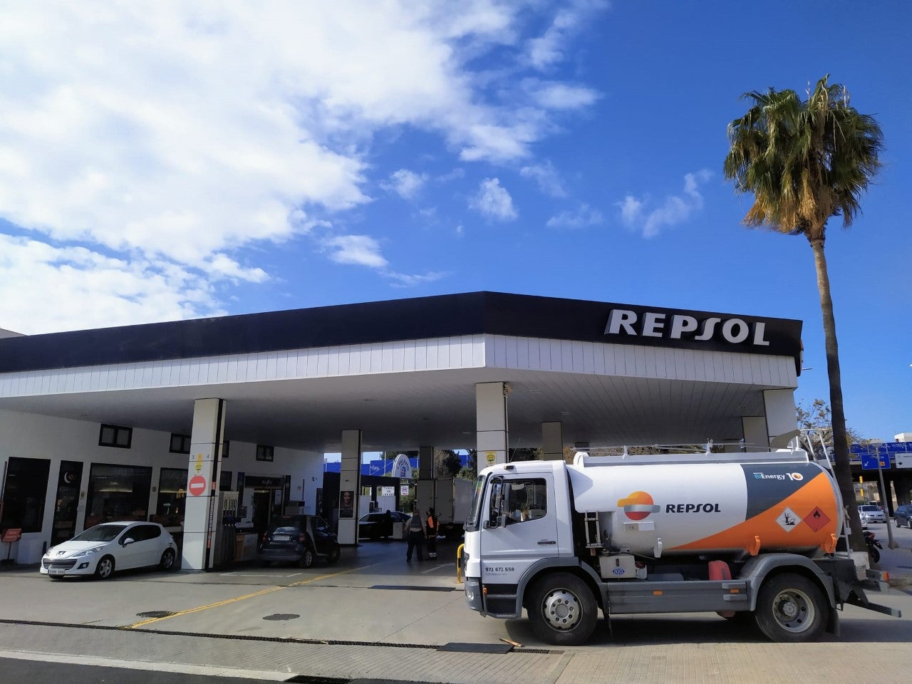 El Govern balear financia ya a las gasolineras para que no se conviertan en "fiadores" del Estado con la bonificación de los carburantes El Govern balear financia ya a las gasolineras para que no se conviertan en "fiadores" del Estado con la bonificación de los carburantes