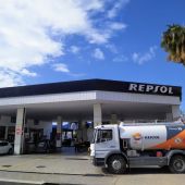Tranquilidad en una de las gasolineras de Repsol en el primer día de aplicación de la bonificación a los carburantes.