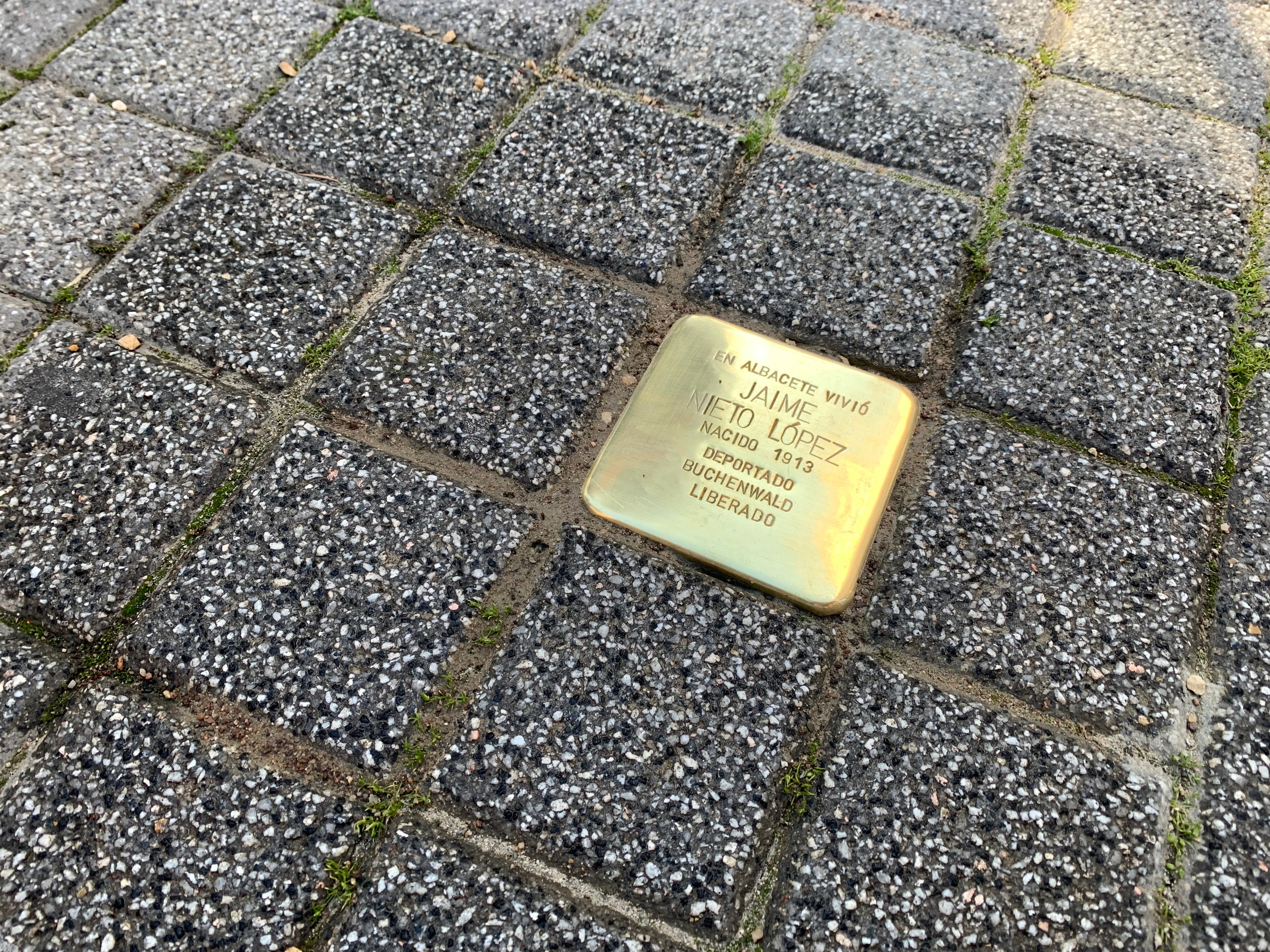 La Avenida de la Estación cuenta con 25 adoquines en memoria de los albaceteños deportados a los campos de concentración La Avenida de la Estación cuenta con 25 adoquines en memoria de los albaceteños deportados a los campos de concentración