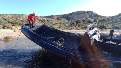 Un momento de las tareas de reflote desarrolladas por los Buzos de los Bomberos de Alicante Un momento de las tareas de reflote desarrolladas por los Buzos de los Bomberos de Alicante
