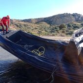Un momento de las tareas de reflote desarrolladas por los Buzos de los Bomberos de Alicante 