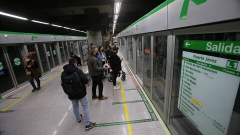 Metro de Sevilla ofrece horario ininterrumpido durante la &lsquo;Madrug&aacute;&rsquo; en esta Semana Santa. El resto de d&iacute;as concluye a las dos de la madrugada