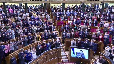 Las Cortes Generales aplauden al presidente de Ucrania Volodimir Zelenski