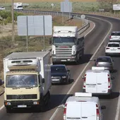 Camiones circulando por una carretera Camiones circulando por una carretera