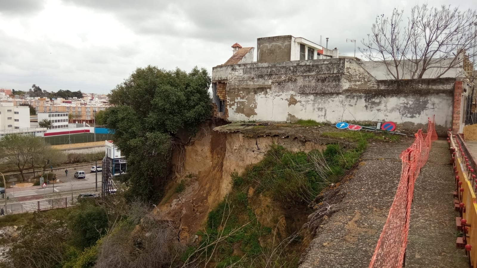 El Ayuntamiento de Chiclana reforzará el talud de Reyes Católicos tras un derrumbe parcial del mismo El Ayuntamiento de Chiclana reforzará el talud de Reyes Católicos tras un derrumbe parcial del mismo