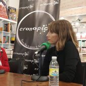 Agustina Guerrero "La Volátil" en la librería Cronopios de Pontevedra durante la entrevista con Susana Pedreira