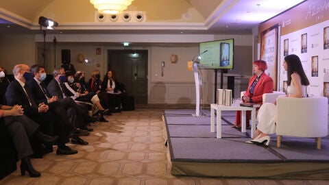 María Zaragoza junto a otra escritora de prestigio, Espido Freire, hablando de la novela María Zaragoza junto a otra escritora de prestigio, Espido Freire, hablando de la novela