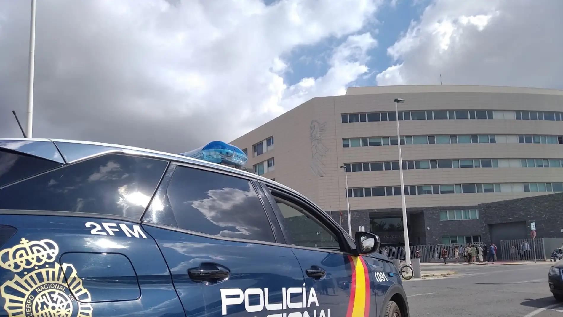 Vehículo de la Policía Nacional frente a la Ciudad de la Justicia de Elche.