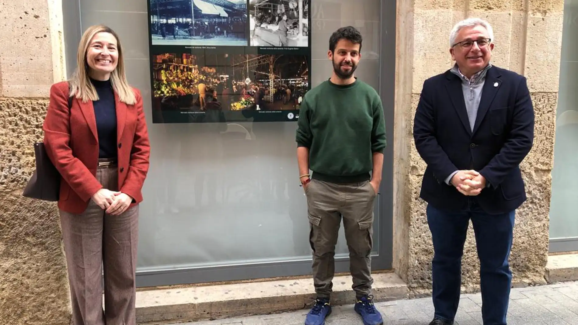 Lidia López, Francisco Alemañ y Antonio Manresa frente a uno de los dioramas instalados en los ventanales del archivo municipal