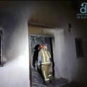 Un bombero en el incendio de la vivienda de Monforte del Cid.