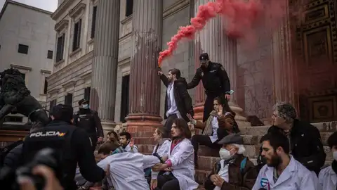 Activistas protagonizan una sentada tras arrojar pintura contra la fachada del Congreso de los Diputados "Sin planeta no hay futuro"