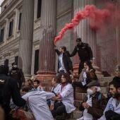 Activistas protagonizan una sentada tras arrojar pintura contra la fachada del Congreso de los Diputados