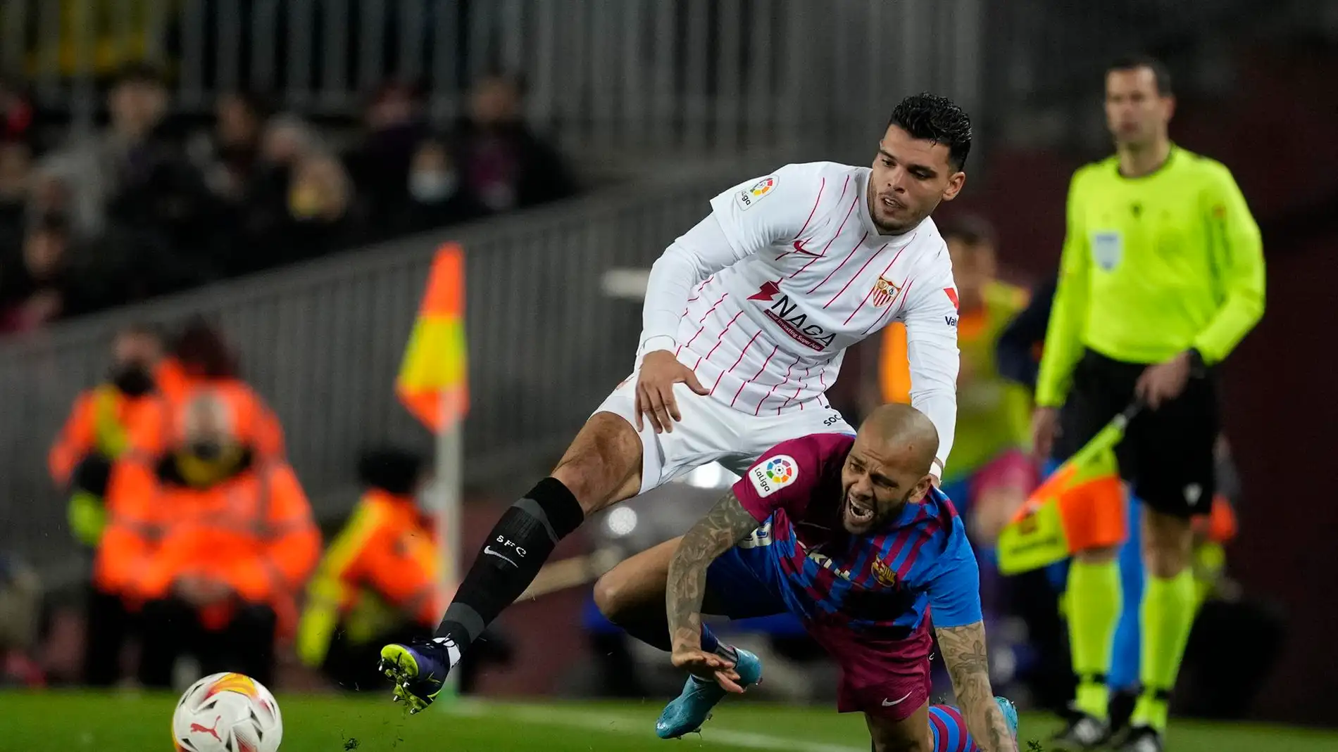 El defensa brasileño del FC Barcelona, Dani Alves, cae ante el defensa neerlandés del Sevilla, Karim Rekik, durante el encuentro correspondiente a la jornada 30 de primera división disputado en el estadio del Camp Nou de Barcelona. El defensa brasileño del FC Barcelona, Dani Alves, cae ante el defensa neerlandés del Sevilla, Karim Rekik, durante el encuentro correspondiente a la jornada 30 de primera división disputado en el estadio del Camp Nou de Barcelona.