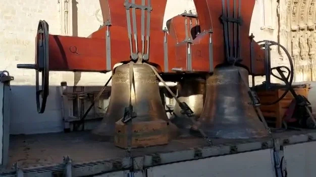 Se elevan al campanario de la Catedral el grupo de campanas mayores tras su proceso de restauración Se elevan al campanario de la Catedral el grupo de campanas mayores tras su proceso de restauración