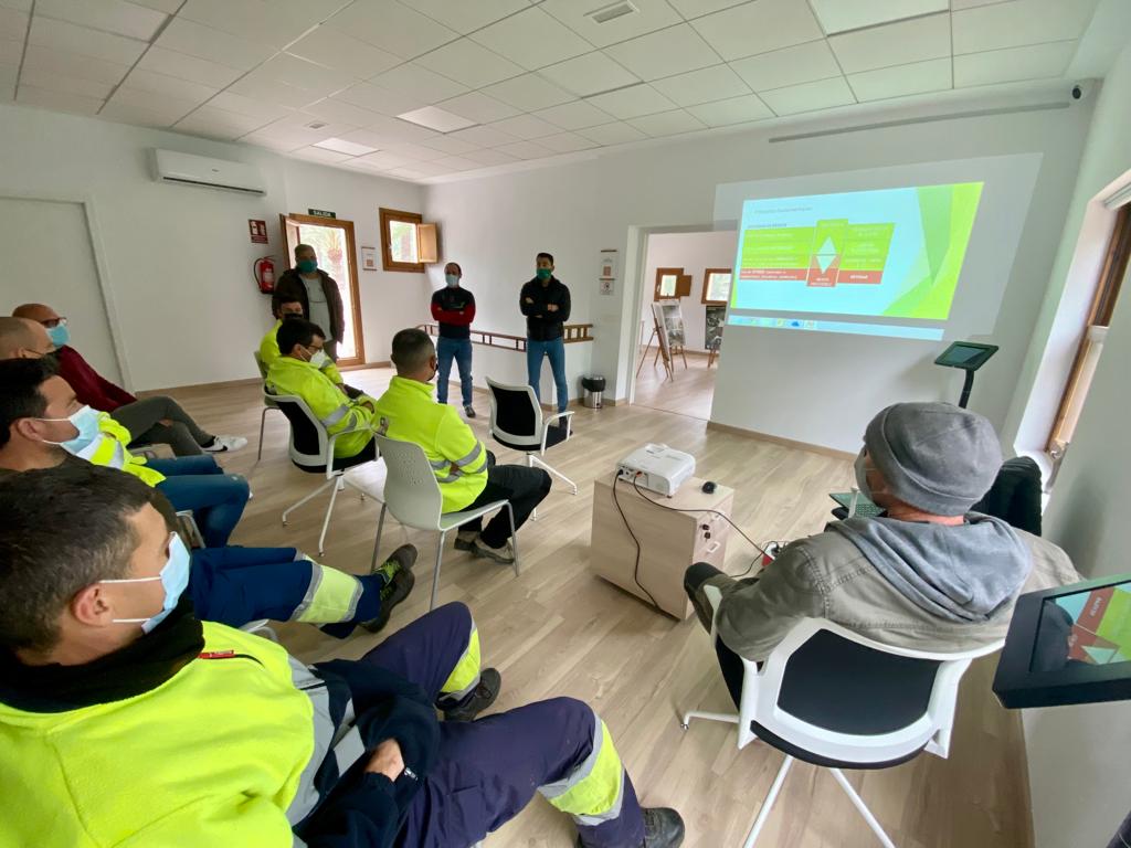 Los trabajadores del Palmeral realizan un curso de seguridad en la trepa de las palmeras Los trabajadores del Palmeral realizan un curso de seguridad en la trepa de las palmeras