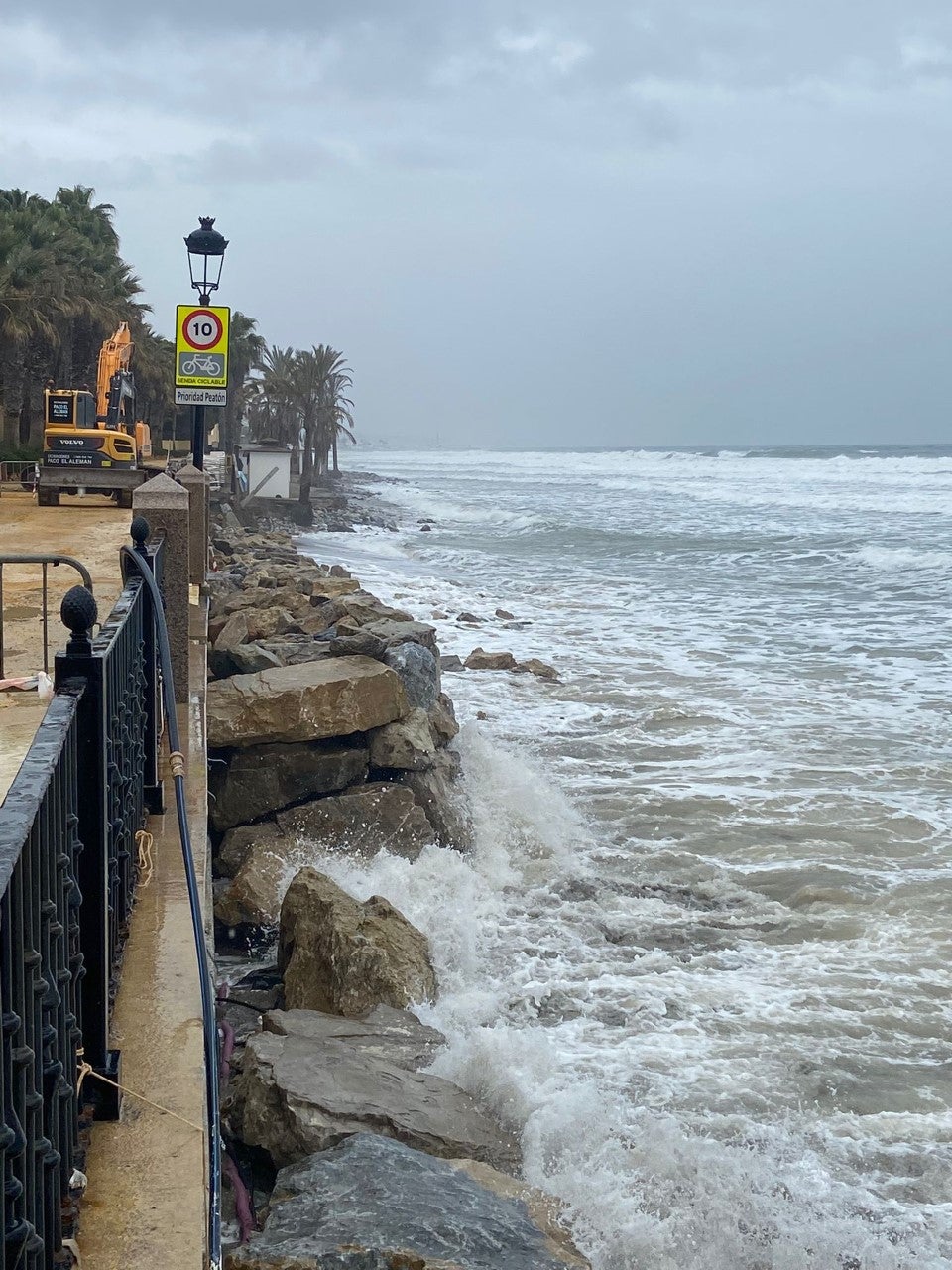 El temporal deja importantes daños en las playas y los chiringuitos de la Costa del Sol El temporal deja importantes daños en las playas y los chiringuitos de la Costa del Sol