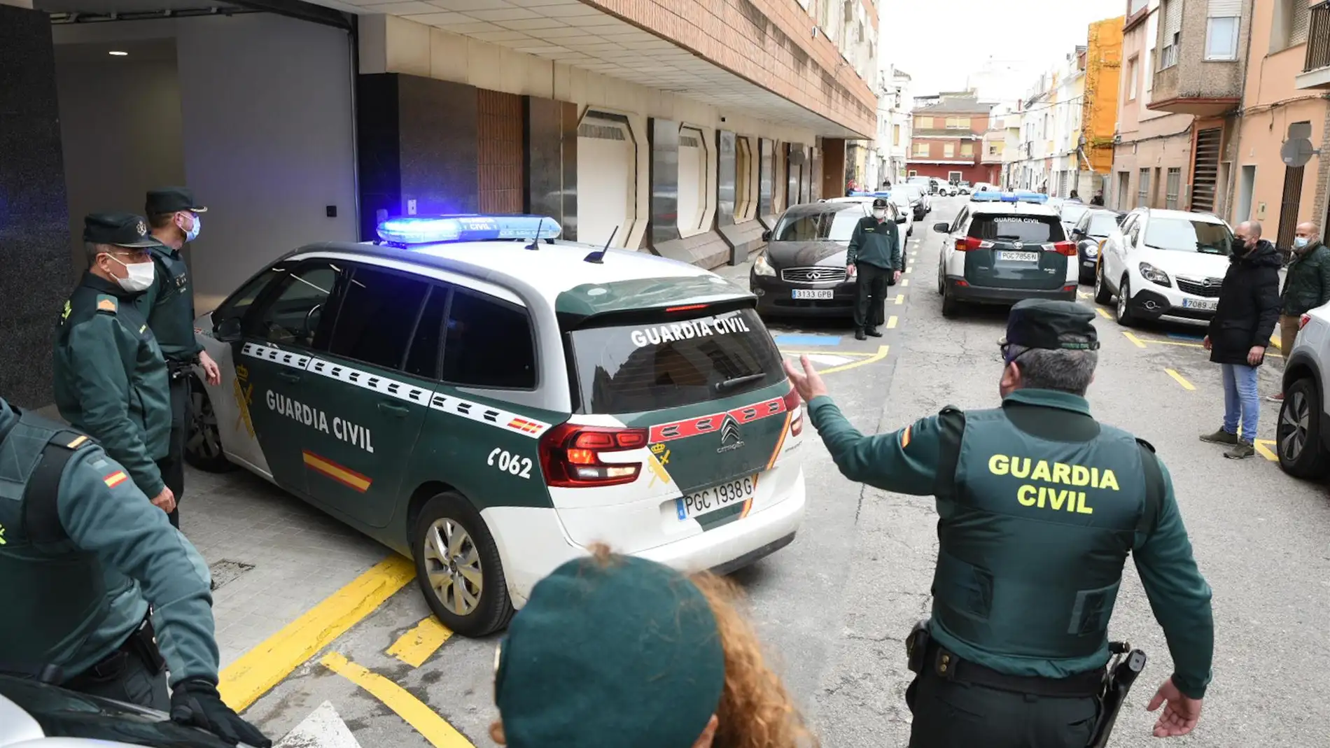 La Guardia Civil traslada al Juzgado de Primera Instancia e Instrucción número 4 de Sueca (Valencia) al hombre detenido por presuntamente matar a su hijo de 11 años.