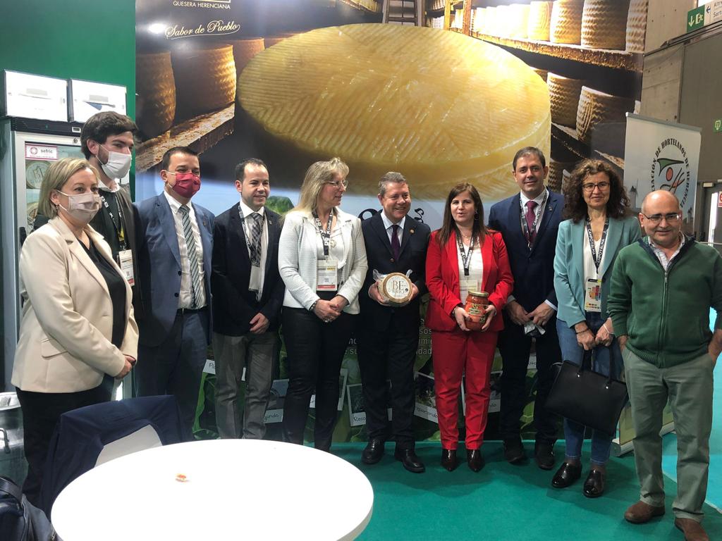 García-Page visita el stand del Ayuntamiento Herencia en Alimentaria García-Page visita el stand del Ayuntamiento Herencia en Alimentaria