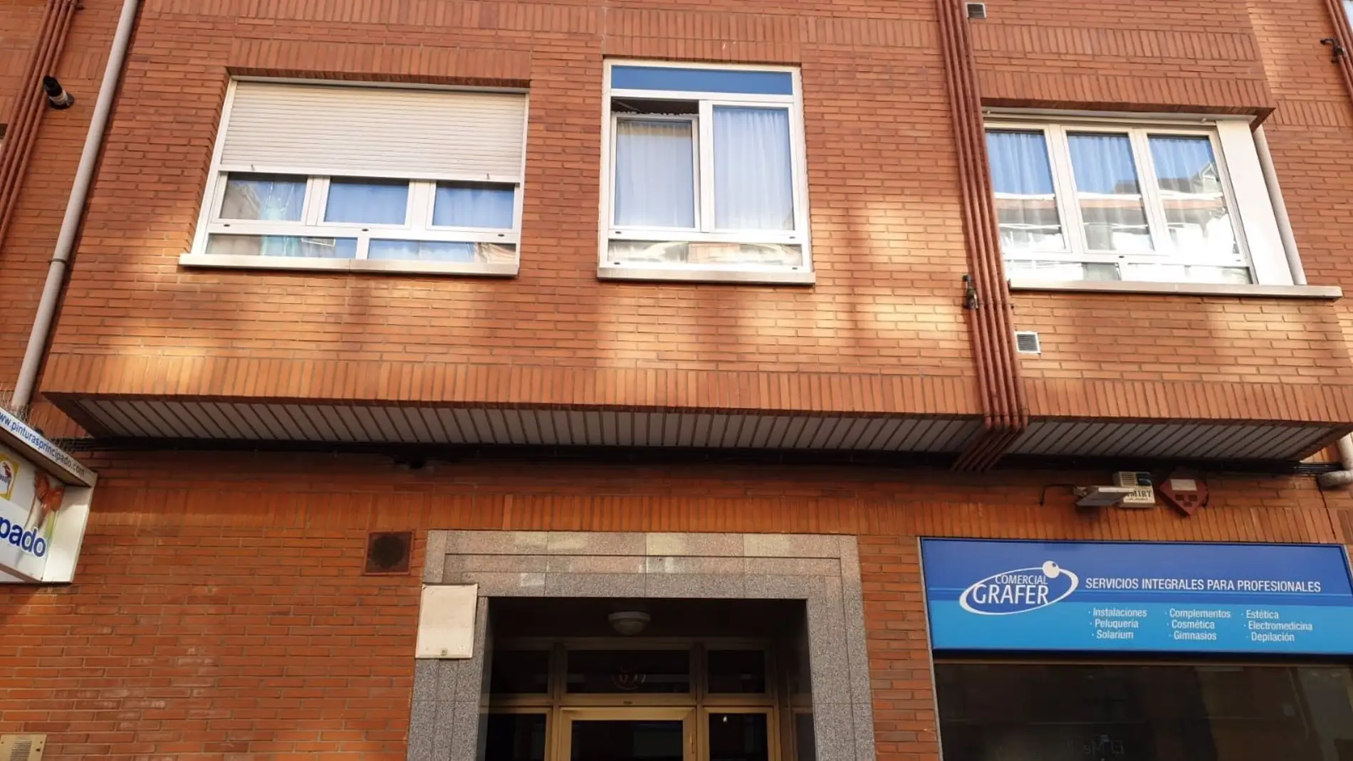 Edificio en el que se produjo el asesinato de una menor de 14 años en Oviedo