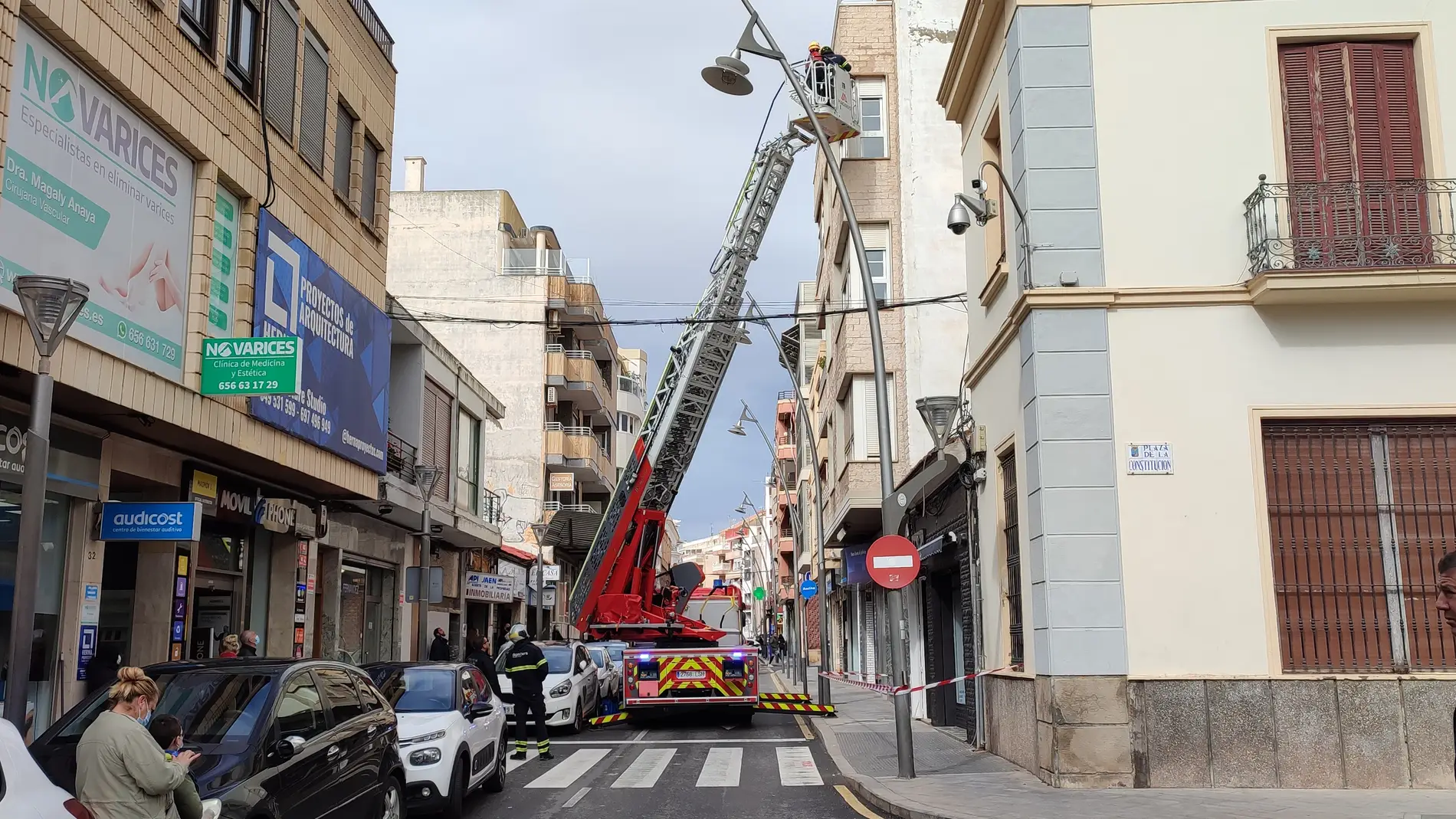 El desprendimiento en una fachada del centro de Torrevieja obliga a cortar Ramón Gallud