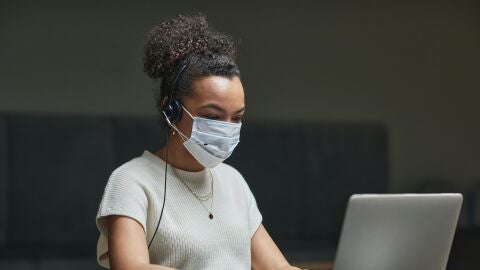 Una mujer trabajando con mascarilla | Foto: Pexels