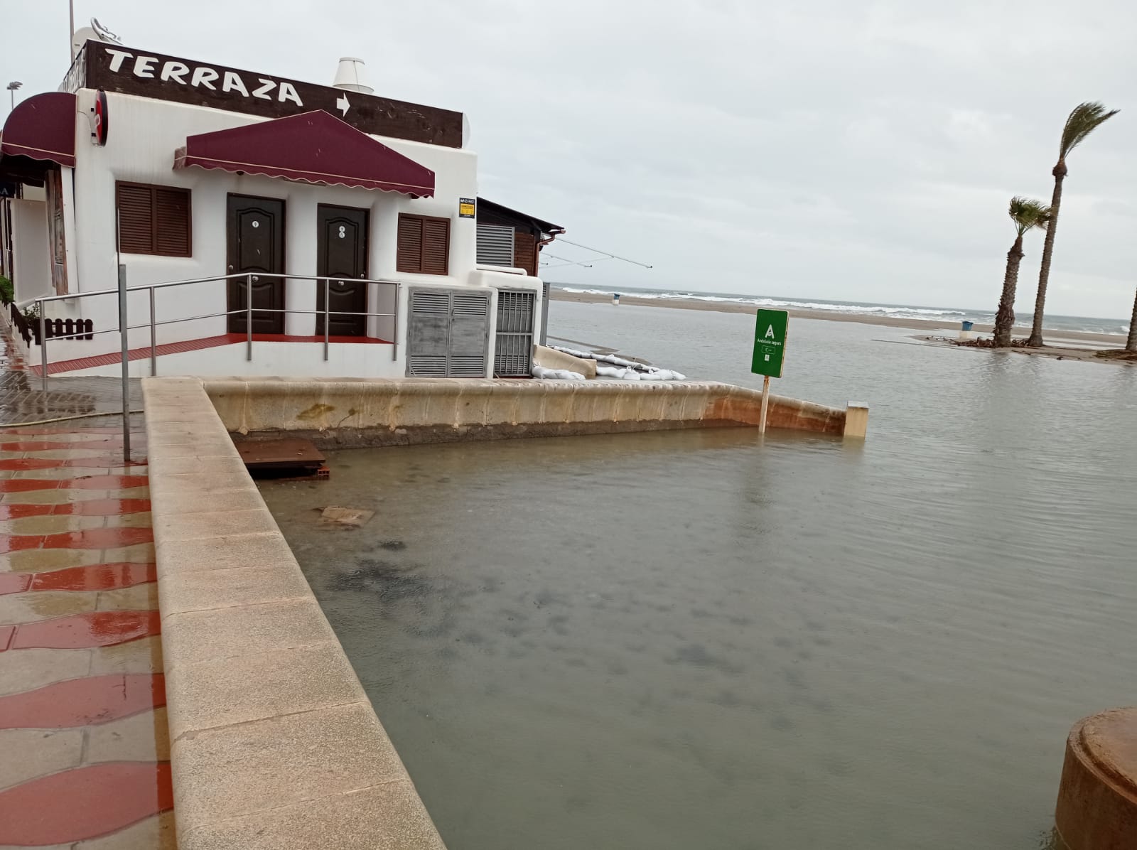 Chiringuitos de toda la provincia, sacudidos por el temporal justo antes de empezar la Semana Santa Chiringuitos de toda la provincia, sacudidos por el temporal justo antes de empezar la Semana Santa