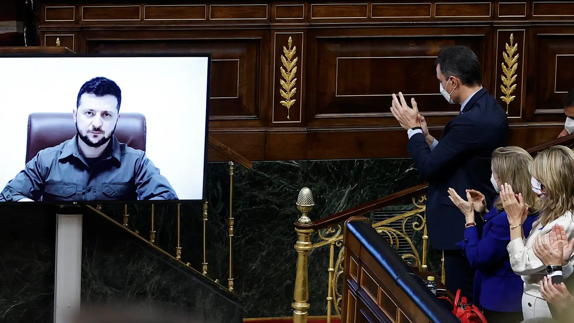 Pedro Sánchez aplaudiendo a Zelenski en el Congreso | Foto: EFE/Chema Moya