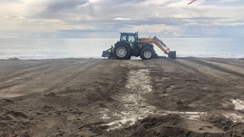 Operarios de Torremolinos trabajando en las playas