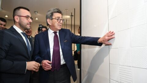 Jos&eacute; Benlloch, alcalde de Vila-real junto con el consejero delegado de Porcelanosa, H&eacute;ctor Colonques. 