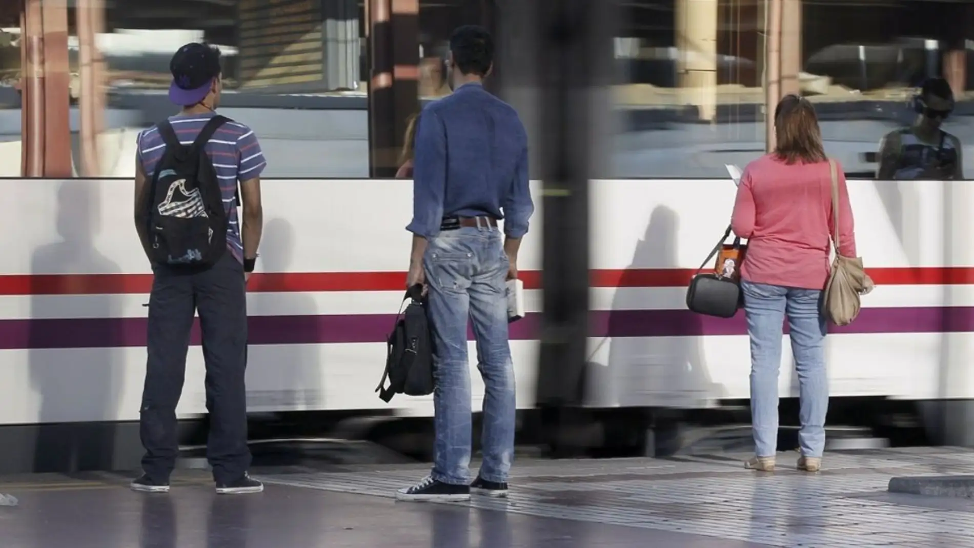 Personas esperando a un tren de Cercanías Madrid | Foto: EFE
